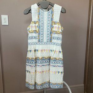 BCBGMaxAzria white patterned sleeveless dress - size 2. Excellent condition.